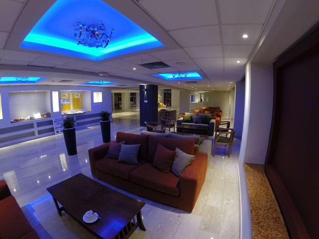 Mayfair Gardens Пафос Інтер'єр фото